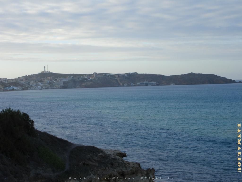 ORAN 10 2005 007 LA CORNICHE LA BAIE DE CAP FALCON  ET SON PHARE.JPG